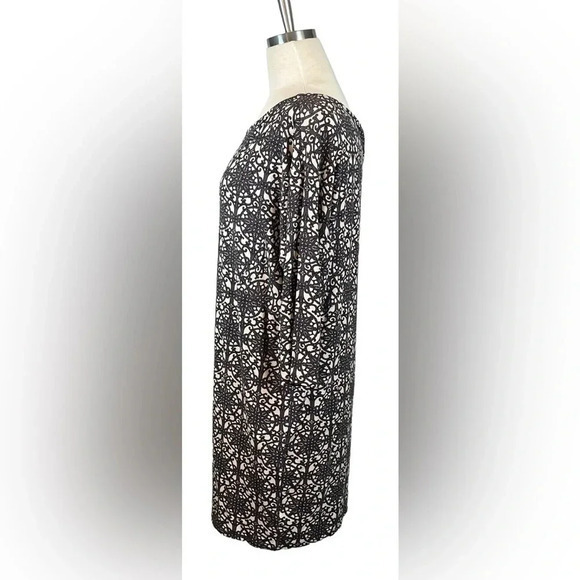 JUICY COUTURE BLACK AND WHITE GEOMETRIC MEDALLION PRINT SHEATH DRESS SIZE LARGE - Picture 4 of 9